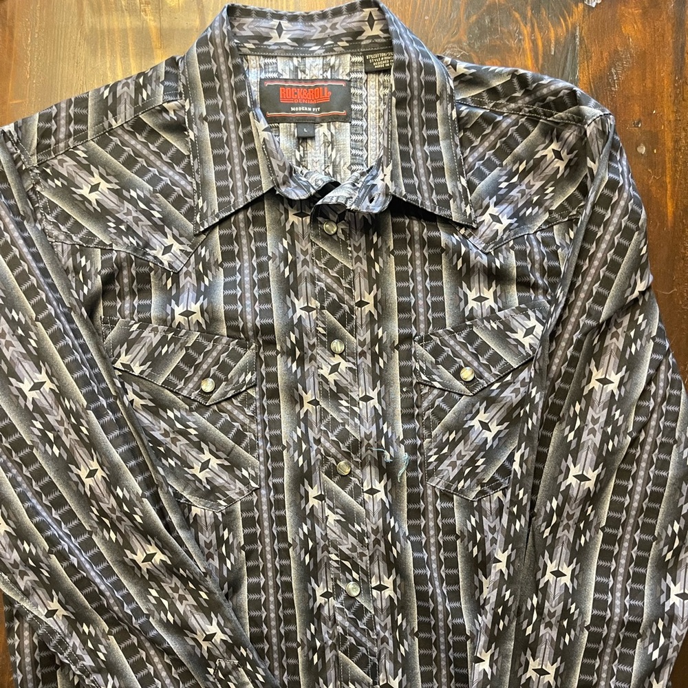 Men’s Rock and Roll modern fit snap shirt.